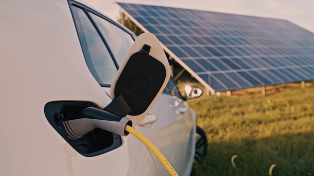 用太阳能电池板为电动汽车充电视频素材