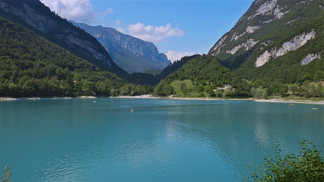 天诺湖被意大利的阿尔卑斯山环绕。意大利视频下载