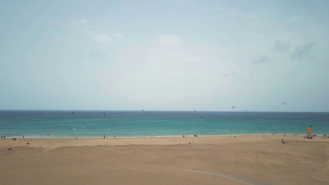 西班牙加那利岛富埃特文图拉的一个大海滩上的风筝冲浪者视频素材