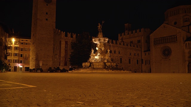 意大利特兰托大教堂广场上的海王星喷泉视频下载