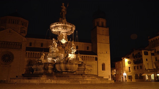 意大利特兰托大教堂广场上的海王星喷泉视频下载