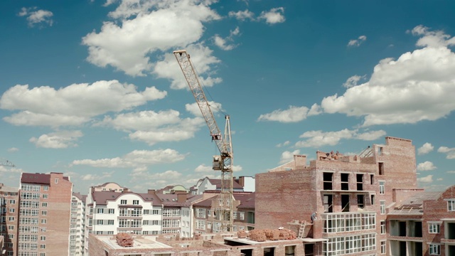 晴天建筑起重机的无人机视图。城市建筑工地。V2视频素材
