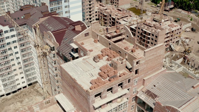 无人机在城市建筑的视图。工人在建筑工地工作视频素材