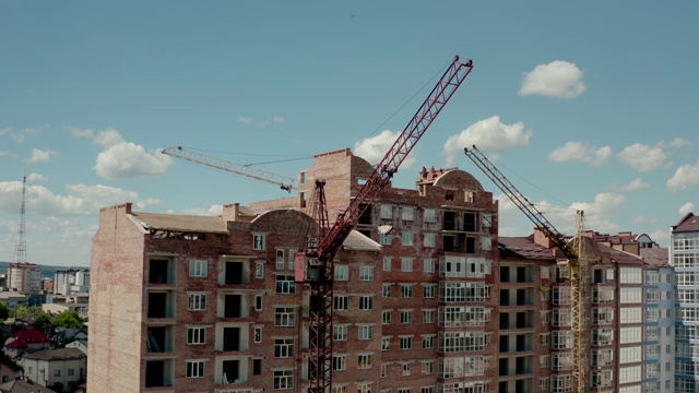 晴天建筑起重机的无人机视图。城市建筑工地。V2视频素材
