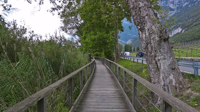 意大利特伦蒂诺托布利诺湖附近的步道视频下载
