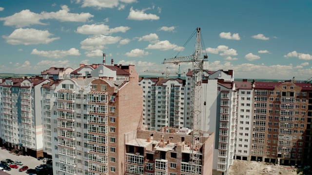 无人机在城市建筑的视图。宽视频素材
