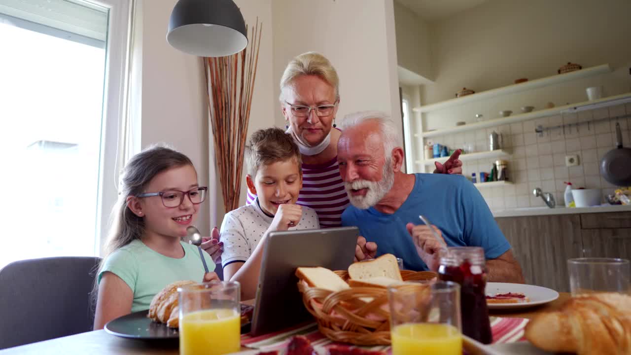 幸福的家庭在早餐时唱卡拉ok视频素材
