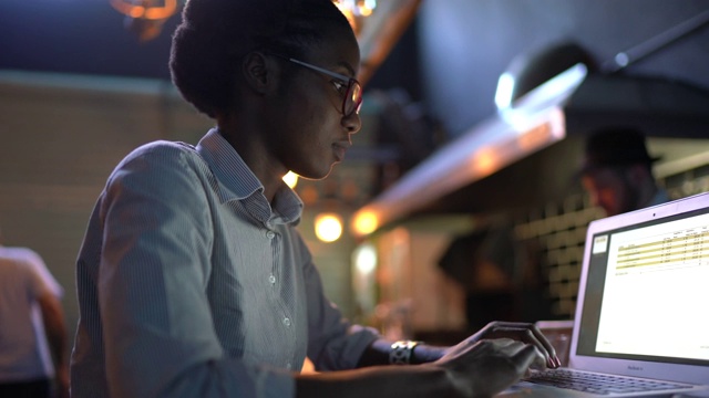 一个年轻女子在餐厅使用笔记本电脑的肖像视频素材