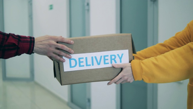 一个盒子正由快递员送到客户手中视频素材