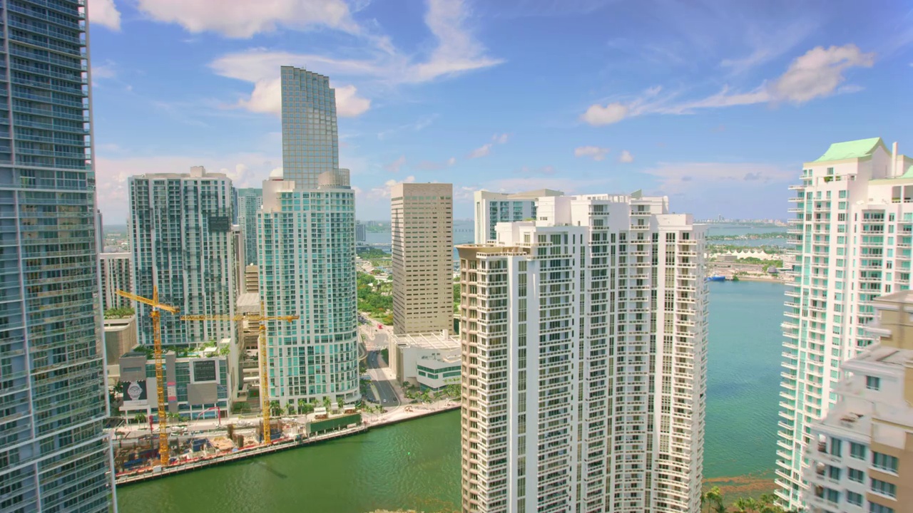 航拍佛罗里达州迈阿密市中心的摩天大楼上空视频下载