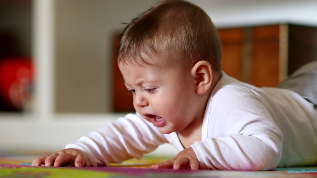 宝宝学爬时心烦意乱。愤怒的婴儿儿童发展视频素材