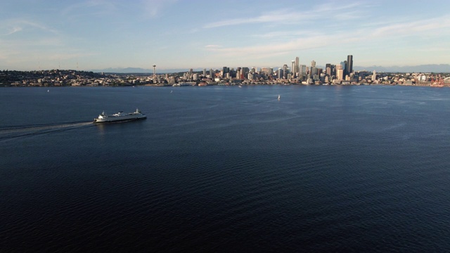 在阳光明媚的夏日，空中跟随华盛顿州轮渡到西雅图海滨天际线视频素材