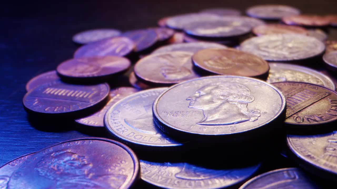 一堆美国货币硬币的近距离宏移动滑块镜头视频素材