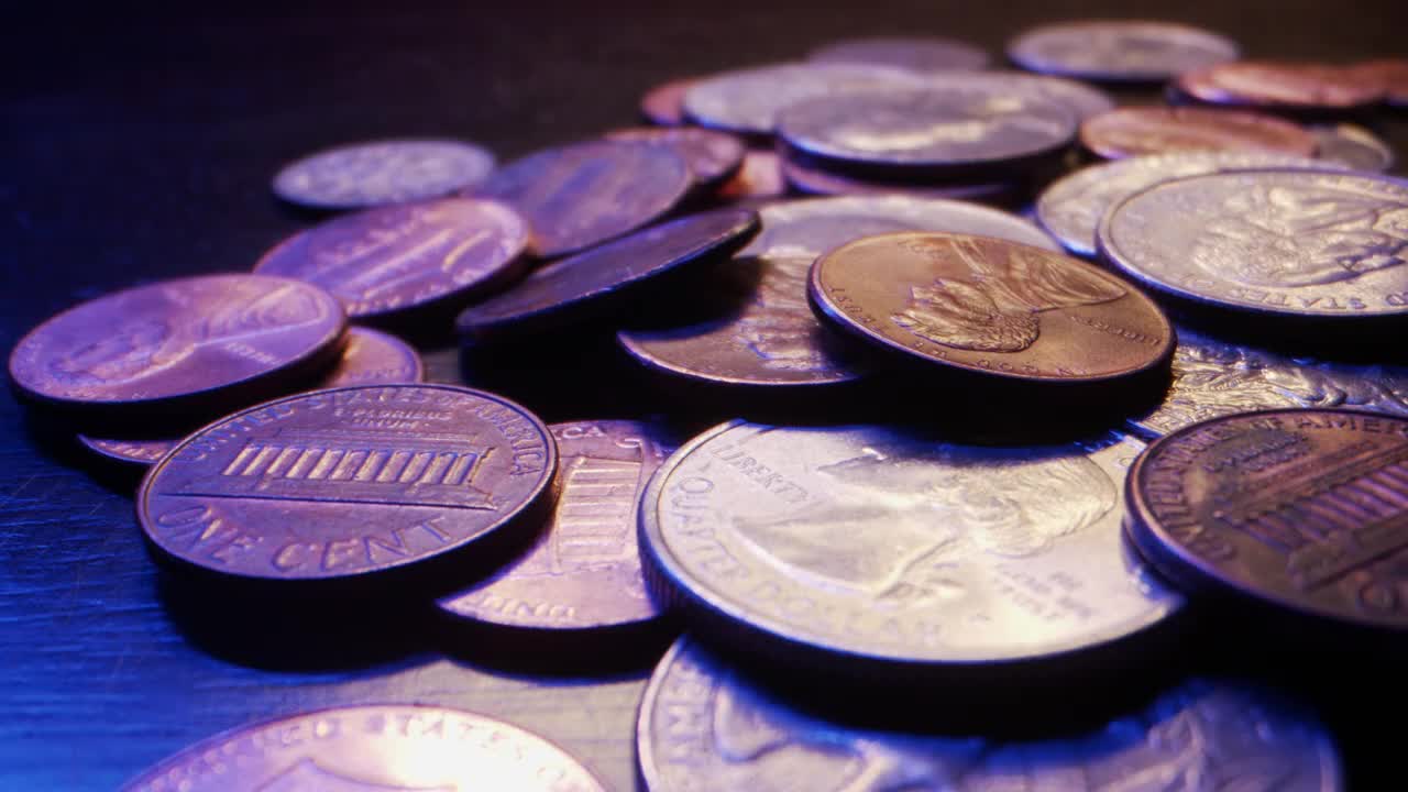 特写宏移动滑块拍摄一堆美国货币硬币视频素材