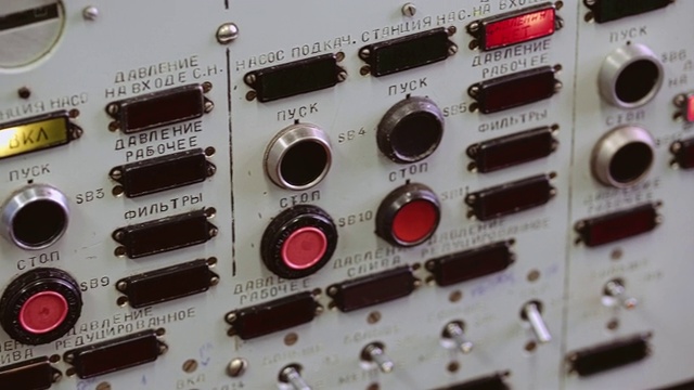 旧电器上的按钮和开关。的电气工程视频素材