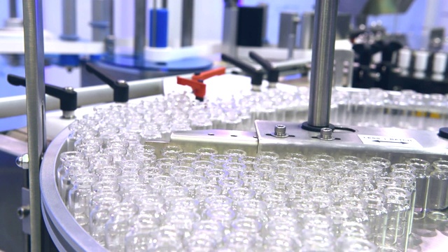 制药用自动输送玻璃瓶生产线。视频素材