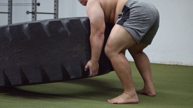 健美男子举重作为交叉健身/健美训练的一部分，慢动作视频下载