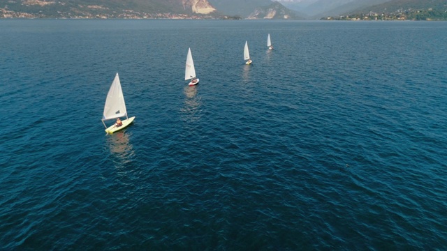 意大利湖上的小型游艇赛舟会视频素材