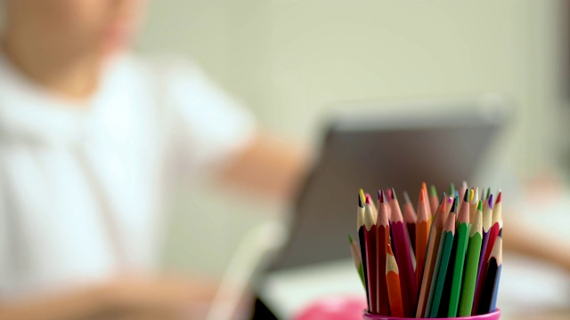 可爱的孩子使用笔记本电脑进行教育，在线学习，在家学习。女孩有家庭作业在家上学。视频素材