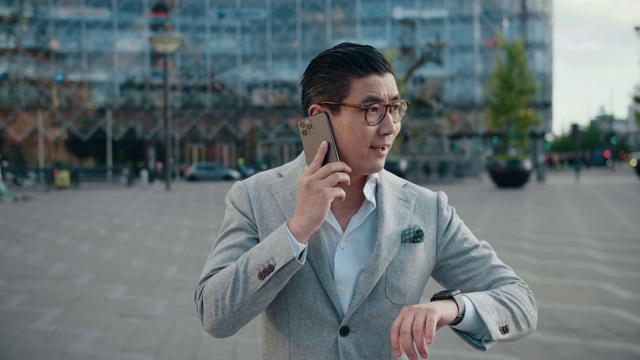 韩国商人在市里打电话视频下载