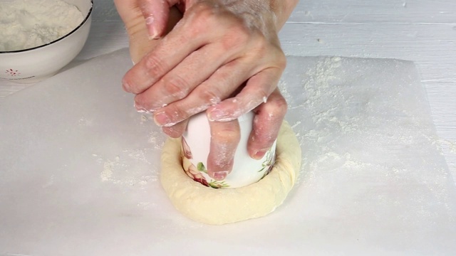 厨师用手揉面团做蛋糕视频素材