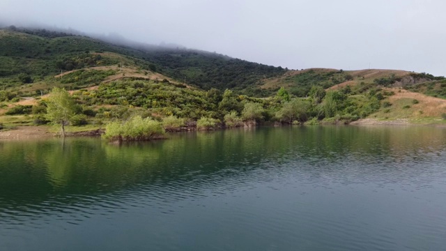无人机的湖在雾，山和岛屿视频素材