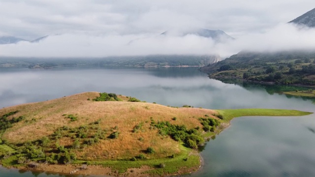 无人机的湖在雾，山和岛屿视频素材