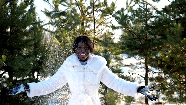 一名女子在冬季公园拍照时抛出雪花视频下载