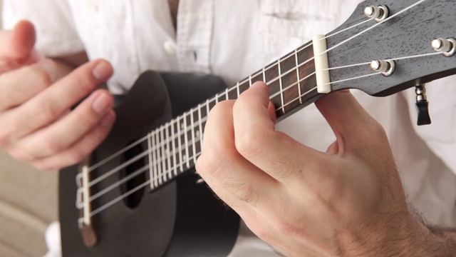 弹奏吉他的音乐家之手视频下载