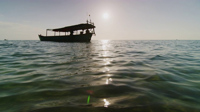 慢镜头60帧/秒拍摄柬埔寨西哈努克镇海岸外Koh Rong Samloem岛的一艘渔船视频下载
