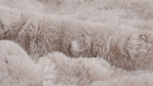 人造毛皮毯子收集近距离4K平移镜头视频下载