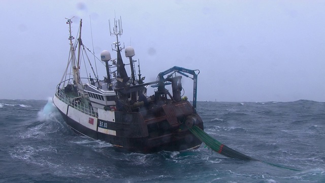 英国，苏格兰，大西洋上的拖网渔船视频素材