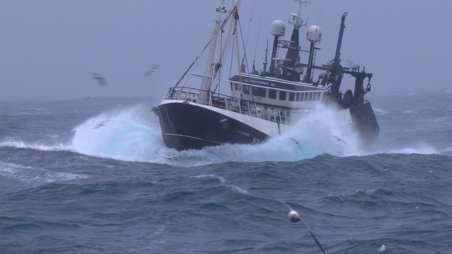英国，苏格兰，大西洋上的拖网渔船视频素材