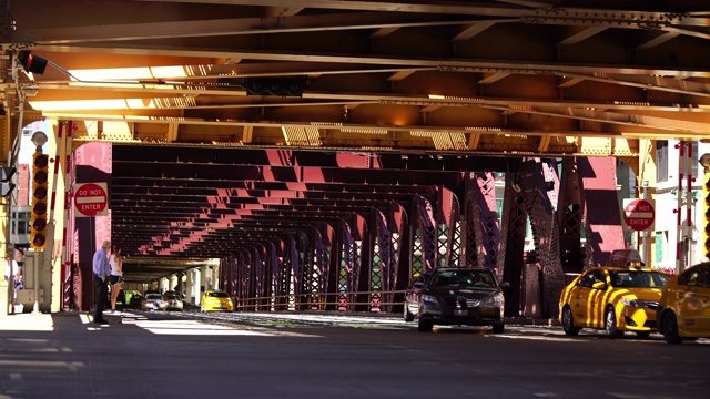 芝加哥市中心金属桥下的交通状况视频素材