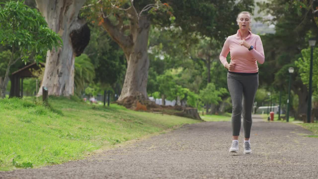 在公园里跑步的老女人视频下载