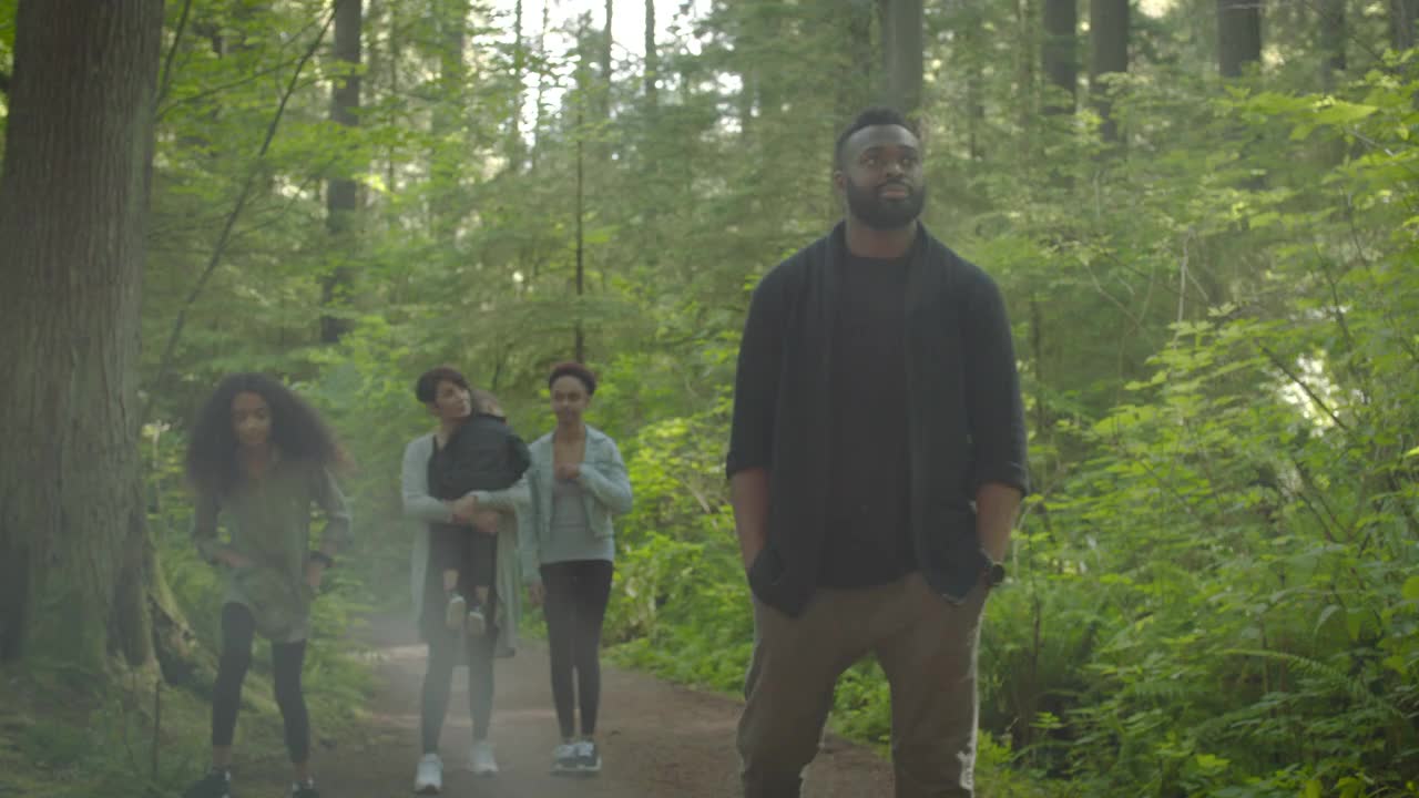 一个混血家庭穿过森林视频下载