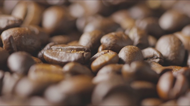 这是一幅喷溅着香气的烤咖啡豆的特写。慢动作，全高清视频，240fps, 1080p。视频下载