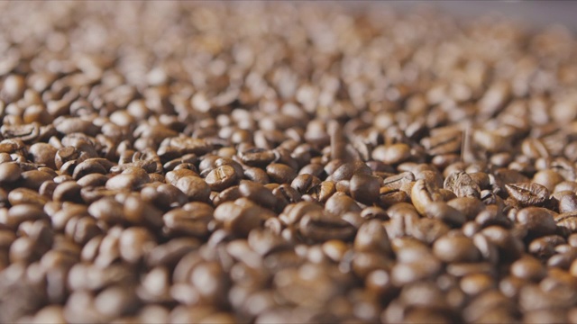 芬芳的烘咖啡豆飘落下来。慢动作，全高清视频，240fps, 1080p。视频下载