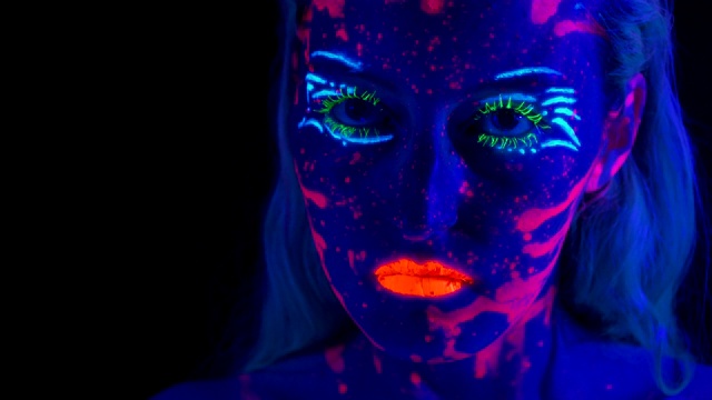 在紫外线照射下，年轻女子的妆容闪闪发光视频下载