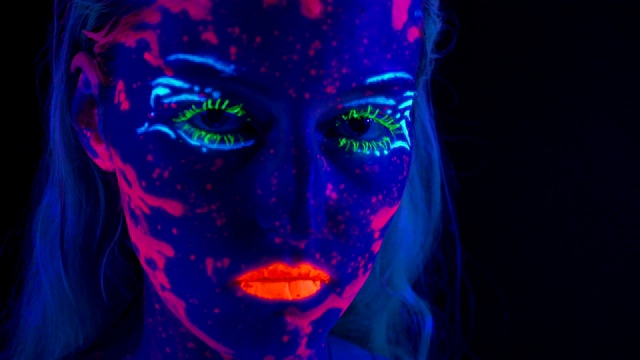 在紫外线照射下，年轻女子的明亮身体的视频视频下载