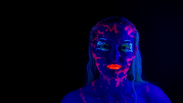 紫外线照射下女孩明亮身体的视频视频下载