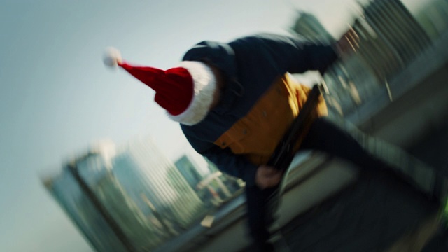 屋顶上戴圣诞帽的男人。疯狂的舞蹈，旋转的视频效果视频下载