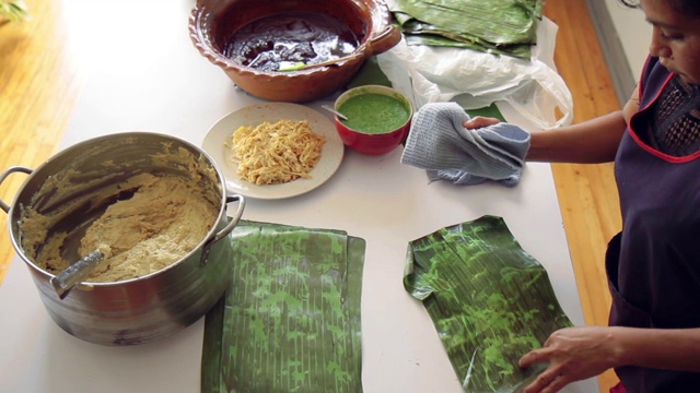 做正宗的墨西哥玉米粉蒸肉用黑痣和绿莎莎酱视频素材
