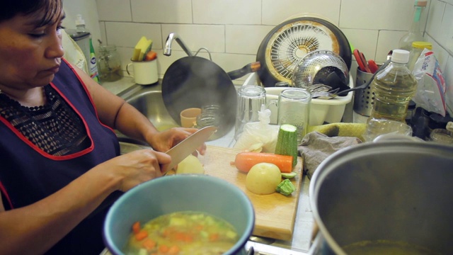 做正宗的墨西哥玉米粉蒸肉用黑痣和绿莎莎酱视频素材