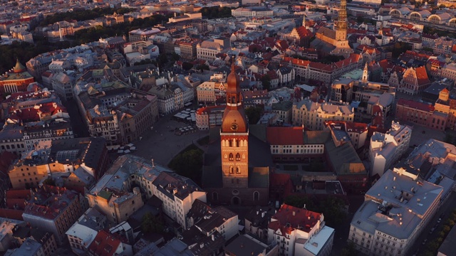 日落时分，在拉脱维亚美丽的古城里加展翅飞翔视频素材
