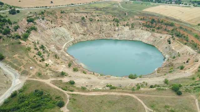 鸟瞰图，充满水的废弃铜矿，被田野包围。沙皇阿森,保加利亚视频下载