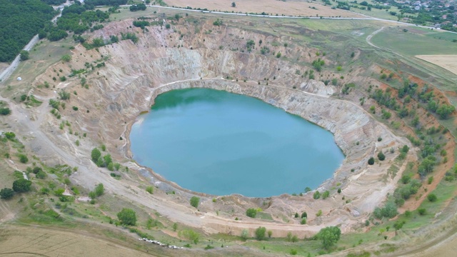保加利亚沙皇阿森村附近废弃露天煤矿的鸟瞰图视频下载