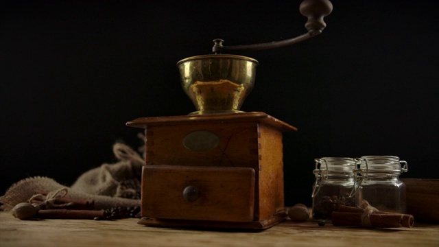 老式的传统手工咖啡研磨机。木材和铜。相机旋转视频下载