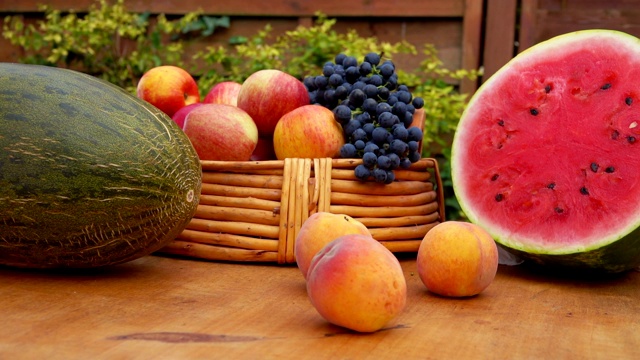 全景美味成熟的西瓜、葡萄、桃子等水果视频素材