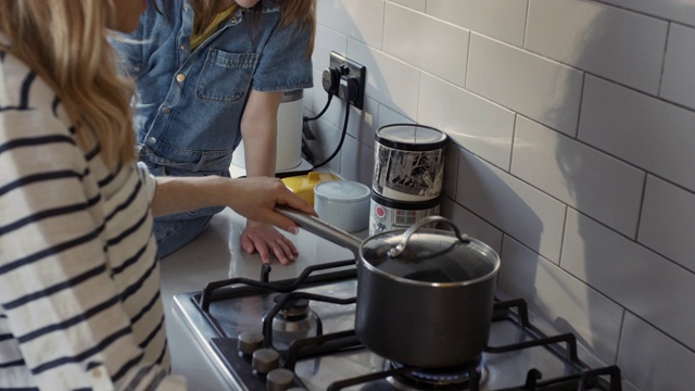 单片机，稳定手持-母亲和女儿在锅中制作爆米花视频下载